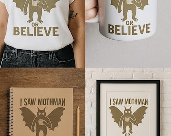 Puede incluir: Una colección de artículos con un gráfico de Mothman y el texto "I SAW MOTHMAN OR BELIEVE". Los artículos incluyen una camiseta blanca, una taza blanca, un cuaderno de espiral y una impresión enmarcada. El gráfico es en tono sepia.