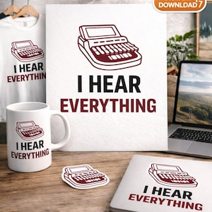 Könnte beinhalten: Eine Auswahl an Artikeln mit dem Schriftzug „I Hear Everything“ und einer Schreibmaschinen-Illustration. Dazu gehören ein weißes T-Shirt, eine Tasse, ein Aufkleber, ein Druck und ein Laptop, alle mit dem gleichen Design in Burgunderrot und Schwarz.