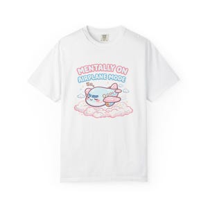 Chemise Mentally On Airplane Mode, t-shirt graphique avion kawaii, couleurs confort humour introverti 1717 image 2