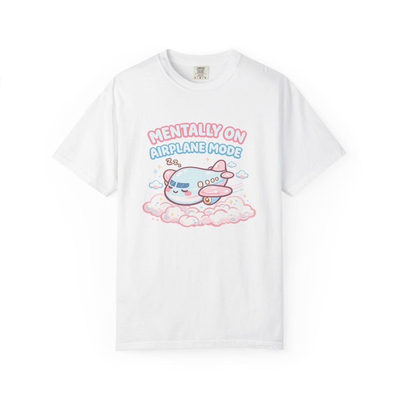 Chemise Mentally On Airplane Mode, t-shirt graphique avion kawaii, couleurs confort humour introverti 1717 image 2