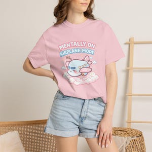 Chemise Mentally On Airplane Mode, t-shirt graphique avion kawaii, couleurs confort humour introverti 1717 image 12