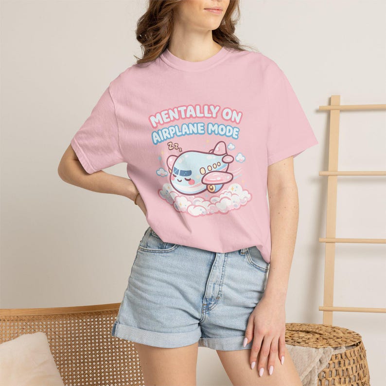 Chemise Mentally On Airplane Mode, t-shirt graphique avion kawaii, couleurs confort humour introverti 1717 image 12