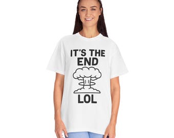 Może przedstawiać: Biała koszulka z czarnym napisem "IT'S THE END LOL", z kreskówkową grafiką chmury grzybowej. Osoba nosi niebieskie dżinsy.