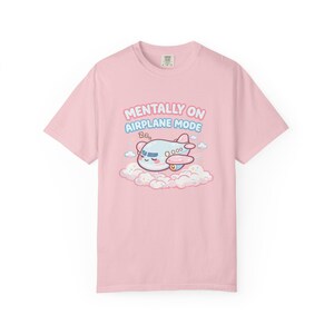 Chemise Mentally On Airplane Mode, t-shirt graphique avion kawaii, couleurs confort humour introverti 1717 image 5
