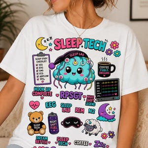 Könnte beinhalten: Ein weißes T-Shirt mit einem bunten Grafikdruck, der den Text SLEEP TECH, ein Cartoon-Gehirn mit Schlafmütze, eine Checkliste für Schlafuntersuchungen, eine Kaffeetasse, einen Monitor, einen Teddybären und ein Schaf zeigt.