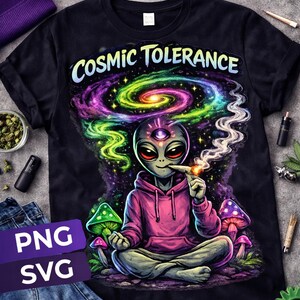 Puede incluir: Camiseta negra con un alienígena fumando un cigarrillo, con una sudadera rosa y sentado con las piernas cruzadas. La camiseta tiene el texto "COSMIC TOLERANCE" y un diseño de galaxia colorida. Incluye "PNG & SVG Files".