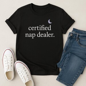 Könnte beinhalten: Schwarzes T-Shirt mit einem Halbmond und dem Text "certified nap dealer."
