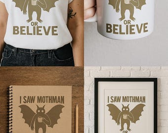 Puede incluir: Varios artículos con un diseño de Mothman y el texto "I SAW MOTHMAN OR BELIEVE". Incluye una camiseta blanca, una taza blanca, un cuaderno de espiral y una impresión enmarcada. El diseño muestra una criatura alada sosteniendo una taza.