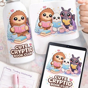Op de afbeelding: Witte waterfles, mok en tablet met een schattige luiaard, geest en vleermuis die boeken lezen, met de tekst "CUTE CRYPTID BOOK CLUB". De waterfles heeft een blauwe dop. Een planner en roze pen zijn ook zichtbaar.