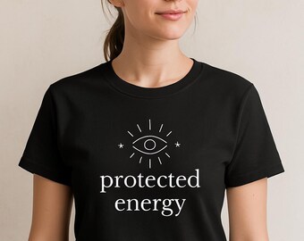 Puede incluir: Camiseta negra con un gráfico blanco de un ojo con rayos de luz y el texto "protected energy".