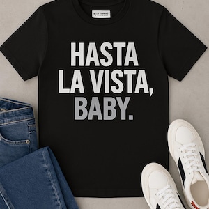Może przedstawiać: Czarny T-shirt z białym napisem "Hasta La Vista, Baby."