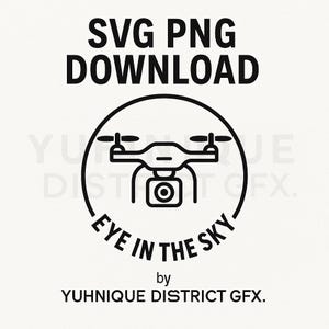 以下が含まれることがあります： 円の中にドローンの白黒グラフィック。上部に「SVG PNG DOWNLOAD」の文字。ドローンの下に「EYE IN THE SKY」と「by YUHNIQUE DISTRICT GFX.」の文字。