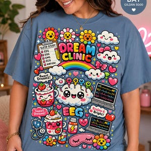 Peut inclure: Un t-shirt bleu à manches courtes avec un imprimé graphique coloré portant le texte Dream Clinic, EEG, Sweet Dreams et Brainy & Bright. Le motif inclut des fleurs souriantes, des nuages, un arc-en-ciel, du matériel médical et des boissons.
