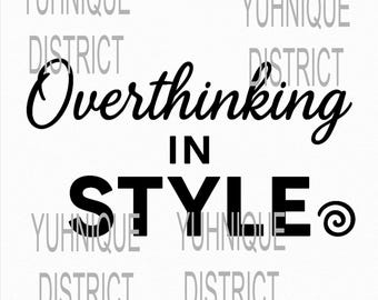 Op de afbeelding: Zwart-wit grafisch ontwerp met de tekst "Overthinking in Style" met een copyright-symbool.