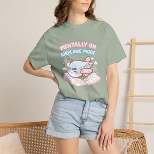 Chemise Mentally On Airplane Mode, t-shirt graphique avion kawaii, couleurs confort humour introverti 1717 image 8