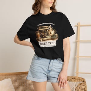 Sleep Tech kaffeskjorta, retro polysomnografi-tröja, koffein nattskiftgrafik