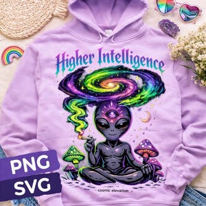 Puede incluir: Una sudadera con capucha lila con una ilustración alienígena y el texto "Higher Intelligence". El diseño incluye una galaxia, setas y el texto "PNG & SVG Files". La imagen también incluye el texto "Digital Download".