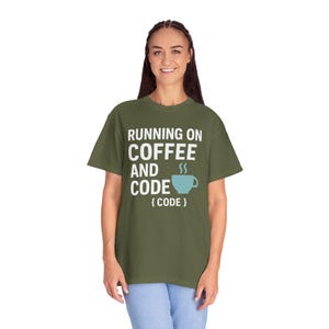Kaffe och kod T-shirt: Rolig kodare-gåva, minimalistisk svart t-shirt