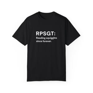 Könnte beinhalten: Schwarzes T-Shirt mit weißem Text, der "RPSGT: Reading squiggles since forever." lautet.
