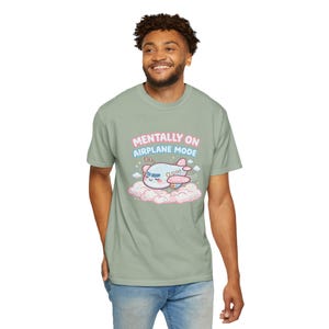 Chemise Mentally On Airplane Mode, t-shirt graphique avion kawaii, couleurs confort humour introverti 1717 image 19