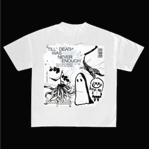 Puede incluir: Una camiseta blanca de manga corta con un estampado gráfico negro en el pecho. El diseño incluye el texto 'TILL' DEATH WAS NEVER ENOUGH (IN LOVING MEMORY OF THE DAY YOU KILLED ME)', una ilustración de un fantasma, un motivo floral y un código de barras.