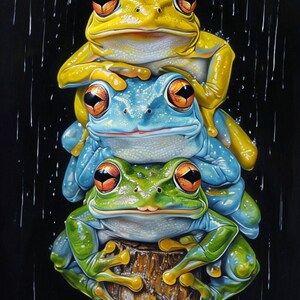 Puede incluir: Tres ranas apiladas una encima de la otra en una rama de madera. La rana de arriba es amarilla, la del medio es azul y la de abajo es verde. Las ranas miran todas a la cámara.