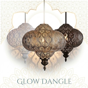 Pode incluir: Três luminárias pendentes decorativas com intrincados desenhos em metal vazado. As lâmpadas são em branco, dourado e castanho escuro, cada uma com uma forma única e uma base pontiaguda. O texto "GLOW DANGLE" está na parte inferior da imagem.