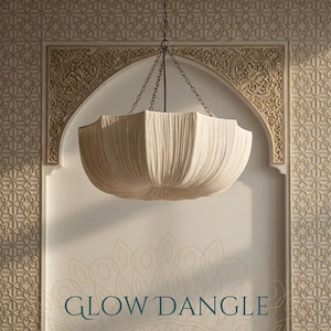 Könnte beinhalten: Cremefarbene, strukturierte Pendelleuchte, die an einer Kette hängt. Das Licht hat ein einzigartiges, geriffeltes Design und befindet sich vor einer dekorativen Wand mit dem Text "GLOW DANGLE" am unteren Rand.