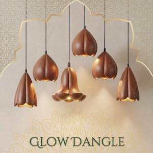Könnte beinhalten: Sechs Holz-Pendelleuchten mit floralem Design. Die Leuchten hängen an schwarzen Kabeln und strahlen ein warmes Licht aus. Der Text "GLOW DANGLE" befindet sich am unteren Rand des Bildes.