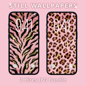 Pode incluir: Dois smartphones exibindo papéis de parede digitais com o texto STILL WALLPAPERS e 2 Hires JPG Bundle. A tela esquerda mostra um padrão de listras de tigre rosa, preto e dourado, enquanto a direita exibe uma estampa de leopardo rosa, marrom e dourada.