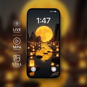 Pode incluir: Um smartphone exibe um papel de parede sereno com uma grande lua brilhante sobre um rio ladeado por lanternas. A hora 1:47 é exibida. O telefone também mostra opções para papéis de parede ao vivo, MP4 e estáticos.