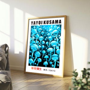 Póster oceánico de Yayoi Kusama, arte de medusa azul con forma de hongo, decoración de lunares brillantes, regalo psicodélico de aguas profundas, arte oceánico