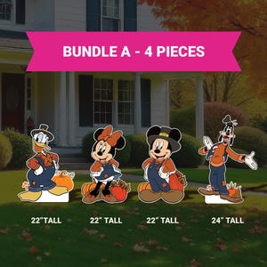 Op de afbeelding: Een set van vier buitendecoraties met stripfiguren, waaronder Donald Duck, Minnie Mouse en Mickey Mouse, allemaal gekleed in herfstkleding. De figuren zijn ongeveer 56 tot 61 cm hoog. De banner luidt "BUNDLE A - 4 PIECES".