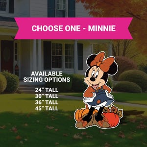 Op de afbeelding: Een Minnie Mouse tuindecoratie met een pompoenthema. De afbeelding bevat de tekst "CHOOSE ONE - MINNIE" en "AVAILABLE SIZING OPTIONS" met maten van 61 cm, 76 cm, 91 cm en 114 cm hoog. Het stripfiguur draagt een oranje jurk en een blauwe rok.