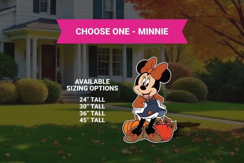 Op de afbeelding: Een Minnie Mouse tuindecoratie met een pompoenthema. De afbeelding bevat de tekst "CHOOSE ONE - MINNIE" en "AVAILABLE SIZING OPTIONS" met maten van 61 cm, 76 cm, 91 cm en 114 cm hoog. Het stripfiguur draagt een oranje jurk en een blauwe rok.