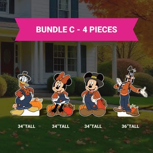 Op de afbeelding: Een set van vier tuinversieringen met stripfiguren, waaronder Donald Duck, Minnie Mouse, Mickey Mouse en Goofy, allemaal gekleed in herfstkleding. Elke figuur is ongeveer 86 tot 91 cm hoog. De banner luidt "BUNDLE C - 4 PIECES."