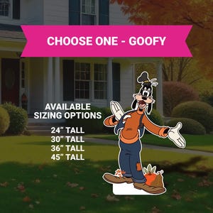 Op de afbeelding: Een Goofy-tuindecoratie met beschikbare maatopties: 61 cm, 76 cm, 91 cm en 114 cm hoog. Het bord toont Goofy in zijn klassieke outfit, met een roze banner met de tekst "CHOOSE ONE - GOOFY".