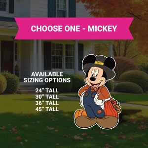 Op de afbeelding: Mickey Mouse tuindecoratie in herfstthema, met hoed en overall, met een pompoen. Verkrijgbaar in de maten 61 cm, 76 cm, 91 cm en 114 cm hoog. De tekst "CHOOSE ONE - MICKEY" wordt weergegeven op een roze banner.