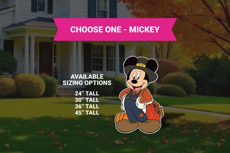Op de afbeelding: Mickey Mouse tuindecoratie in herfstthema, met hoed en overall, met een pompoen. Verkrijgbaar in de maten 61 cm, 76 cm, 91 cm en 114 cm hoog. De tekst "CHOOSE ONE - MICKEY" wordt weergegeven op een roze banner.