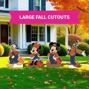 Op de afbeelding: Grote herfstuitsparingen van Disney-personages, waaronder Donald Duck, Minnie Mouse, Mickey Mouse en Goofy, worden tentoongesteld op een gazon voor een huis. De personages zijn gekleed in herfstkleding, met pompoenen.