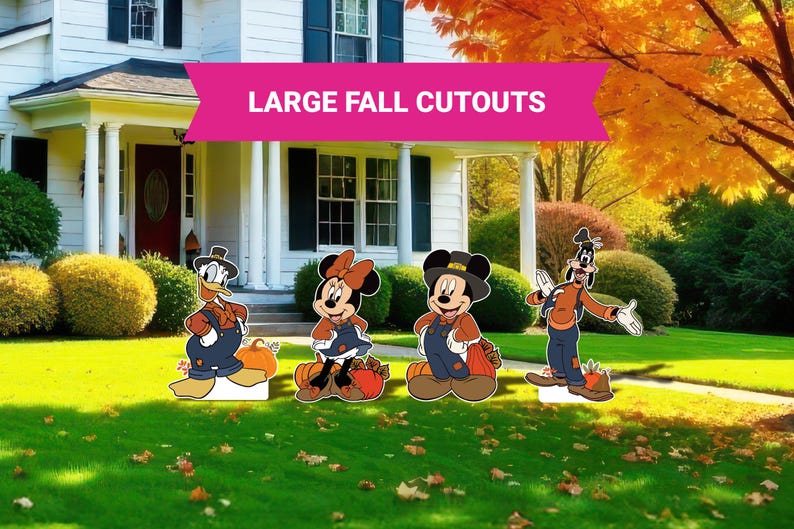 Op de afbeelding: Grote herfstuitsparingen van Disney-personages, waaronder Donald Duck, Minnie Mouse, Mickey Mouse en Goofy, worden tentoongesteld op een gazon voor een huis. De personages zijn gekleed in herfstkleding, met pompoenen.