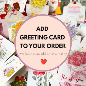 Pu&ograve; includere: Una collezione di vari biglietti d'auguri con illustrazioni colorate di torte, fiori e temi festivi. Un grande sovrapposizione circolare al centro mostra il testo ADD GREETING CARD TO YOUR ORDER e Available as an add-on in our shop.