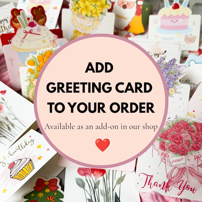 Pu&ograve; includere: Una collezione di vari biglietti d'auguri con illustrazioni colorate di torte, fiori e temi festivi. Un grande sovrapposizione circolare al centro mostra il testo ADD GREETING CARD TO YOUR ORDER e Available as an add-on in our shop.
