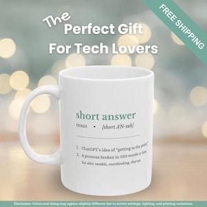 Könnte beinhalten: Eine weiße Keramik-Kaffeetasse mit einem grünen Design, auf dem "short answer" steht und definiert wird als "ChatGPTs Idee von 'auf den Punkt kommen.'"