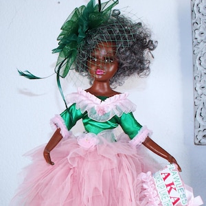 Muñeca de porcelana afroamericana AKA Soror de 19&quot; n.° 33