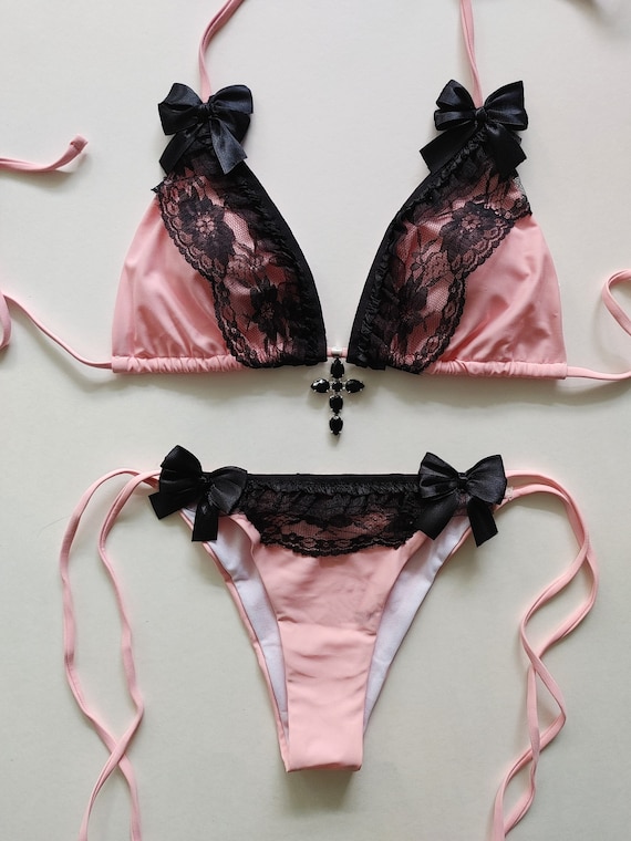 BIKINI GOTH PASTELLO Costume da bagno triangolo rosa sfacciato con volant  in pizzo nero, fiocchi in raso, stile vittoriano, stile gotico, stile  Lolita, stile Ddlg, gioiello, ciondolo a croce - Etsy Italia