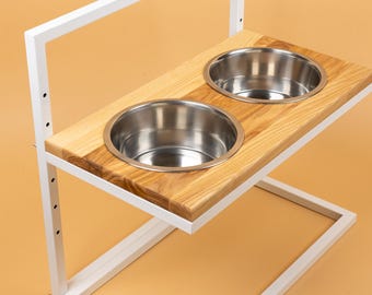 Estación de alimentación saludable para perros de razas altas, fabricada en madera maciza de fresno con grandes cuencos de acero inoxidable.