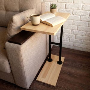 Mesa auxiliar rústica de madera, estructura de tubo de metal, mesa auxiliar con reposabrazos de sofá