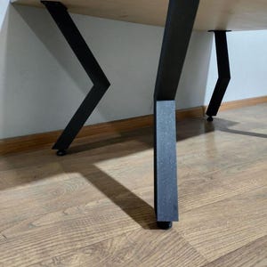 キッチンやリビングルームに最適な、インダストリアルスタイルのK字型角度付きスチール製ダイニングテーブル脚