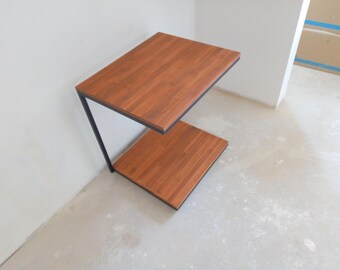 Mesa auxiliar de madera hecha a mano de dos niveles con patas de metal - Mesa auxiliar para el brazo del sofá en espacios pequeños